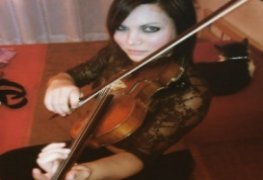 Violinista novinha deu mole mandando nudes e caiu na net