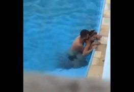 Vizinho safado filmando casal na piscina
