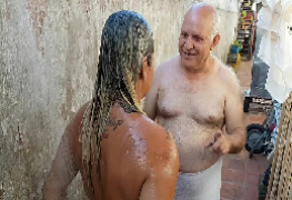 Vovô dando Banho na Novinha que conheceu na Praia