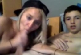 Youtuber russa choca ao filmar sexo com irmao mais novo